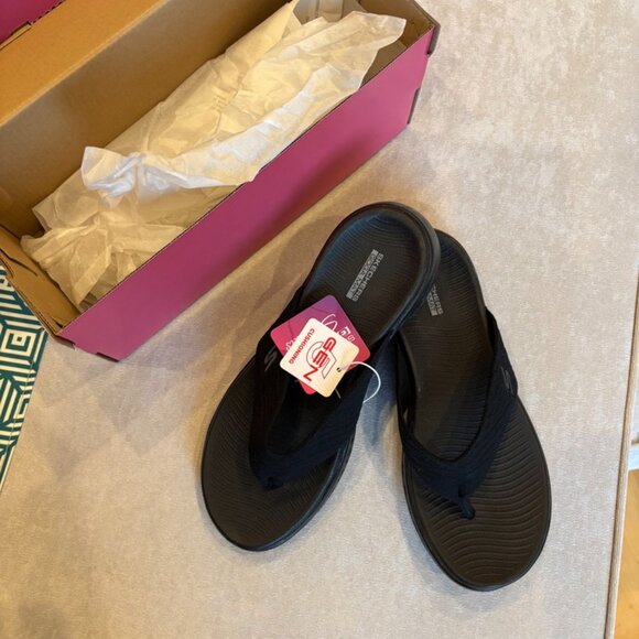 SKECHERS GO WALK SANDALS FLIP FLOPS BLACK WOMEN'S SIZE 8 NWT VACATION LOUNGE - Picture 5 of 7